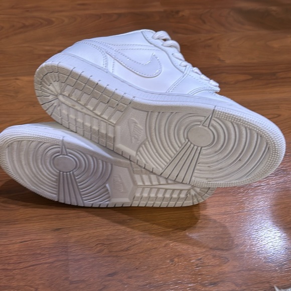 Like New Women’s Jordans - Picture 6 of 8